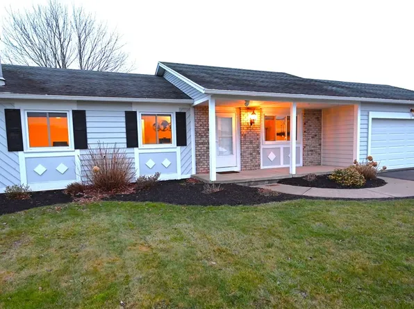 58 Woodstock Ln, Brockport, NY 14420