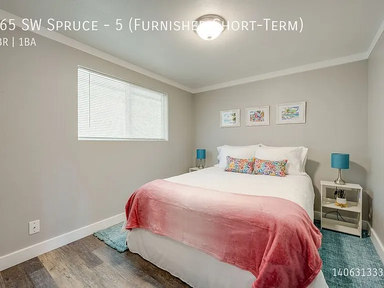 165 SW Spruce St #5 — Photo 3