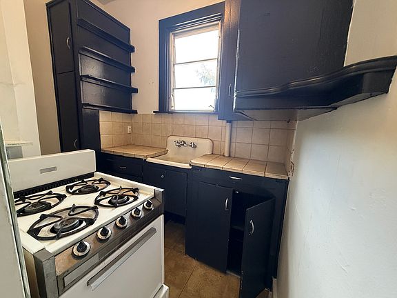 5th image of 1551 N Gaylord St #6