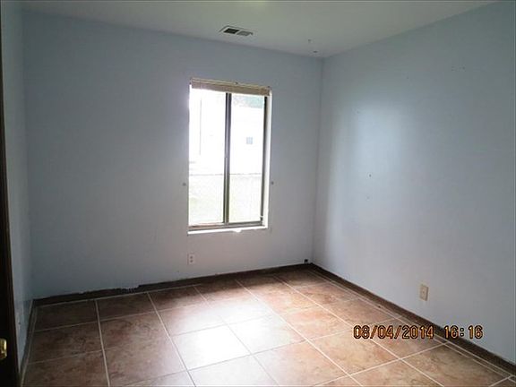 2nd image of 915 W Heerdink Ave
