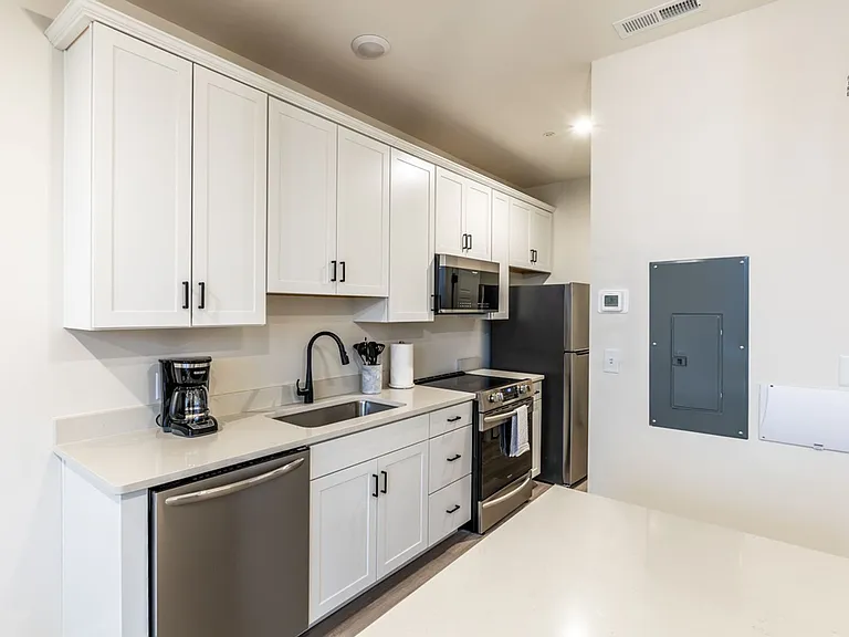 1135 Rose Hill Dr — Photo 10
