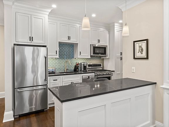 3rd image of 4142 42nd St APT 5R