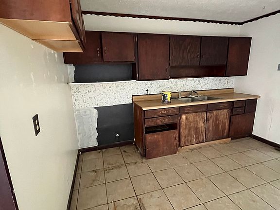 4th image of 2594 Saint Paul St