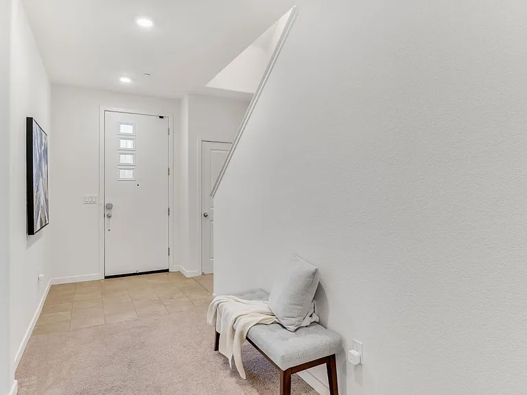 10946 International Dr — Photo 2