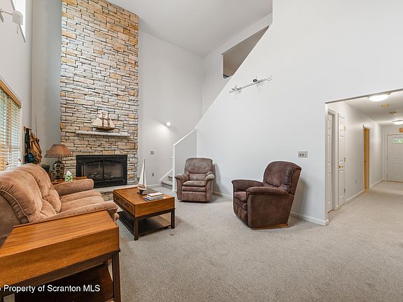 4th image of 121 Island View Dr