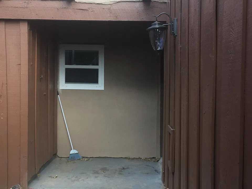 Front enclosed courtyard