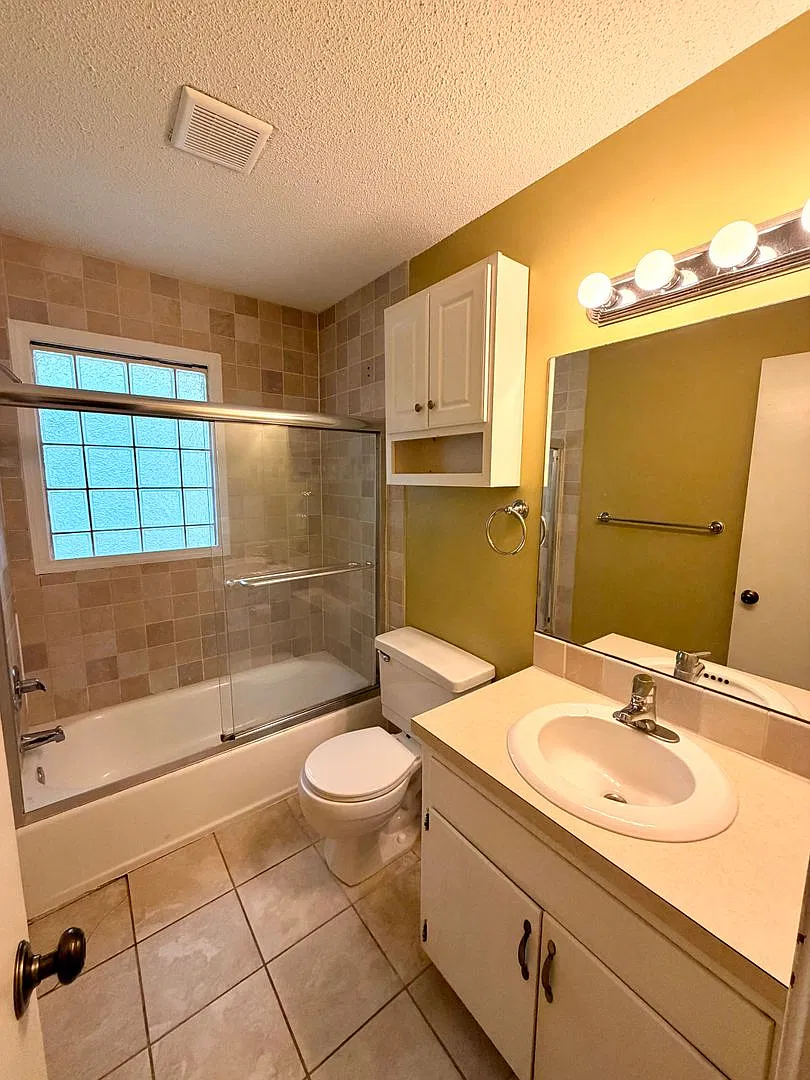 Spacious 5-Bedroom, 3 Bath Home with Finished Basement & Large Yard in lovely Roeland Park! — Photo 4