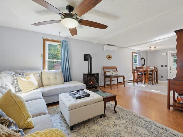 12 Marywood St, Uxbridge, MA 01569