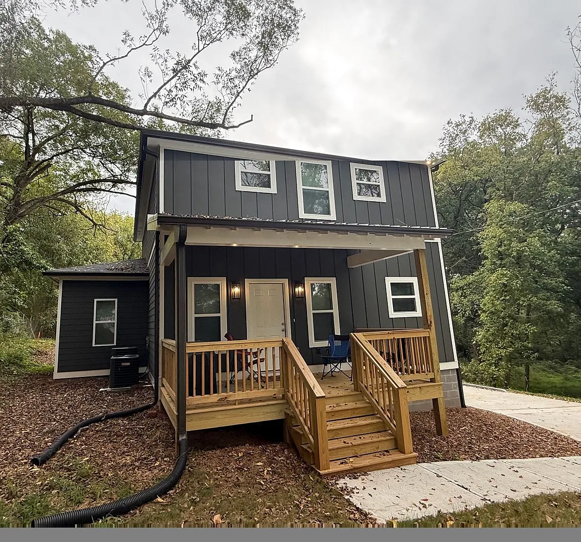 Five Bedroom Newer Construction — Photo 2