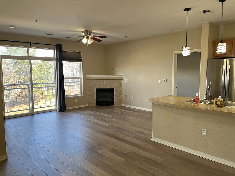 LIving/Main Room - room for stools at island