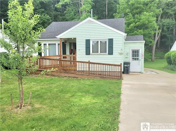 10651 Prospect St, Gowanda, NY 14070