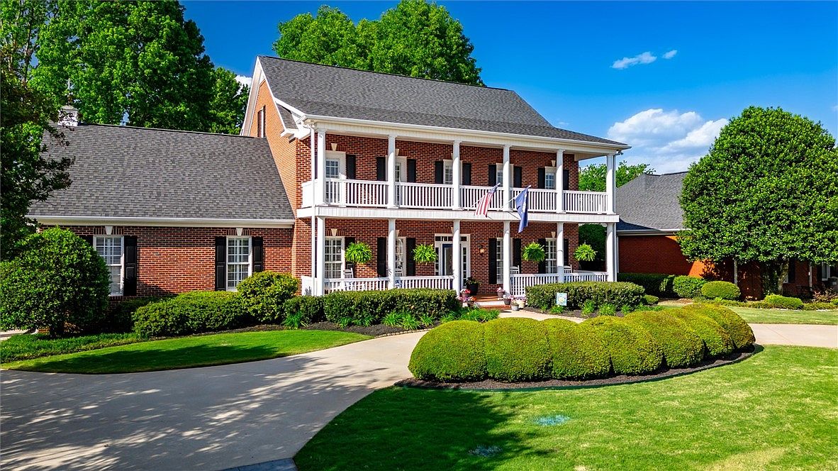 140 Parkside Dr
