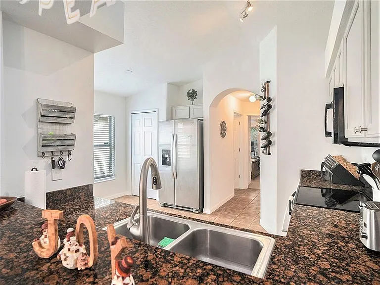 7833 Carriage Pointe Dr — Photo 9