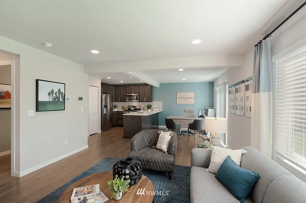 4 bed, 2.5 bath, 1900 sqft, $3,599 — Photo 4