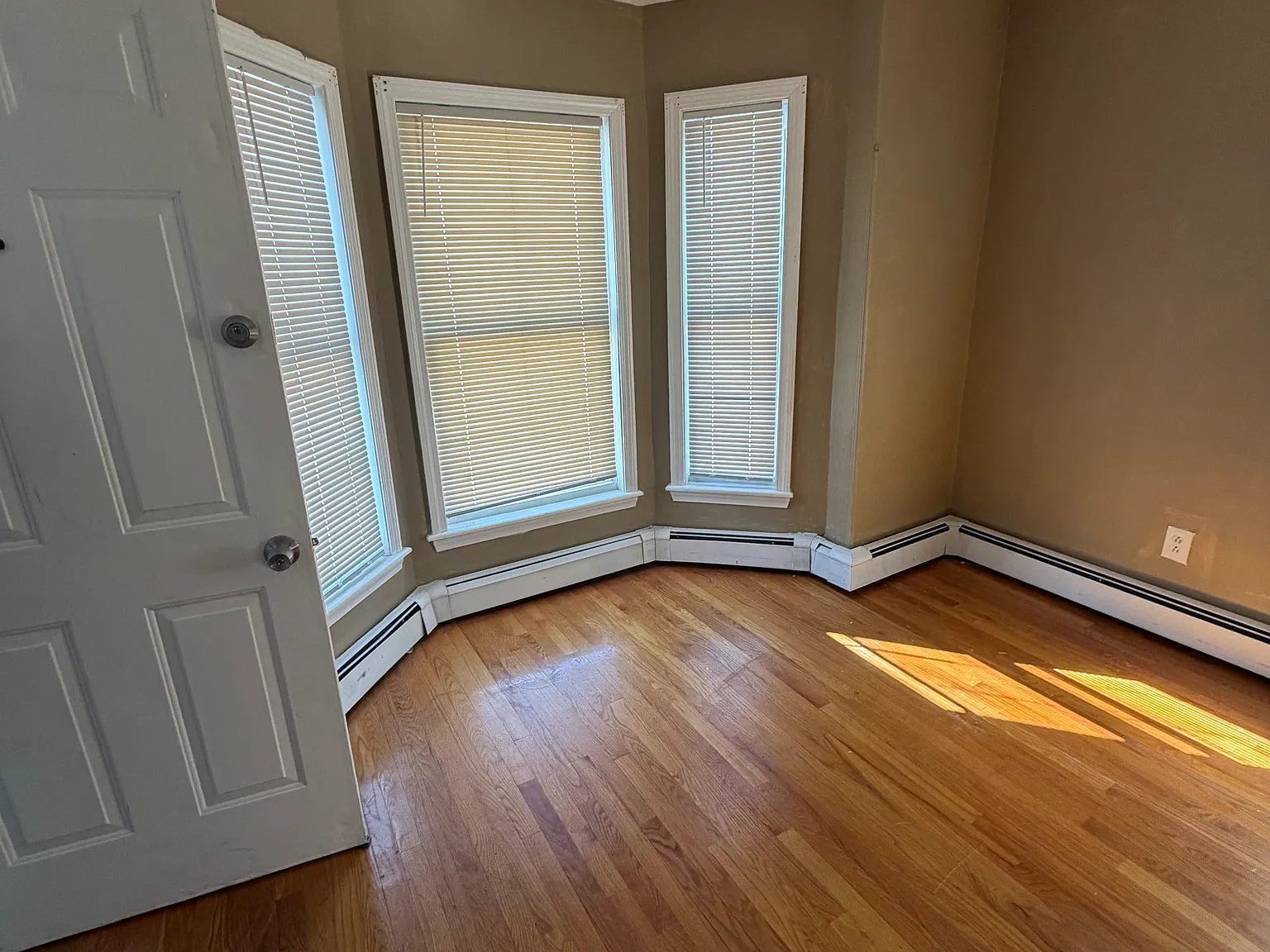 4 bed, 1.5 bath, 1440 sqft, $3,650 — Photo 2