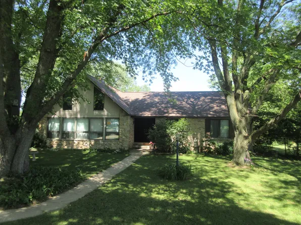 21526 Hoover Rd, Sterling, IL 61081