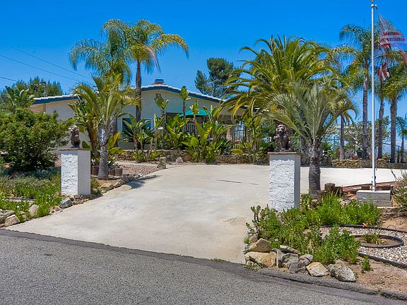 2nd image of 610 Washingtonia Dr