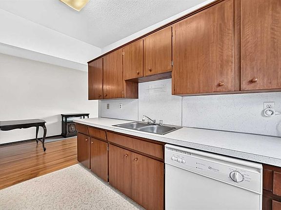 5th image of 823 N 67th Ave SW