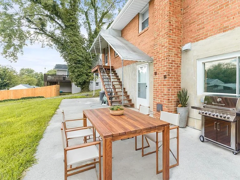 2313 King St NE — Photo 5