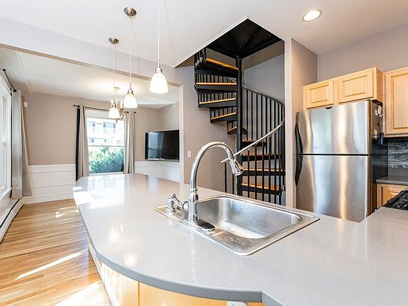 4th image of 28 Byron St #1