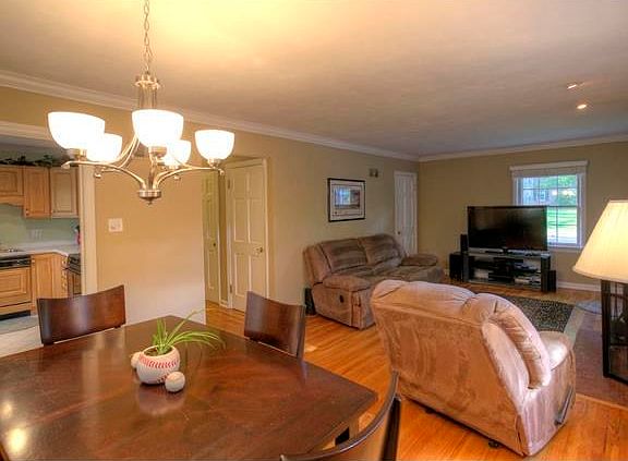5th image of 827 Warwick Ln