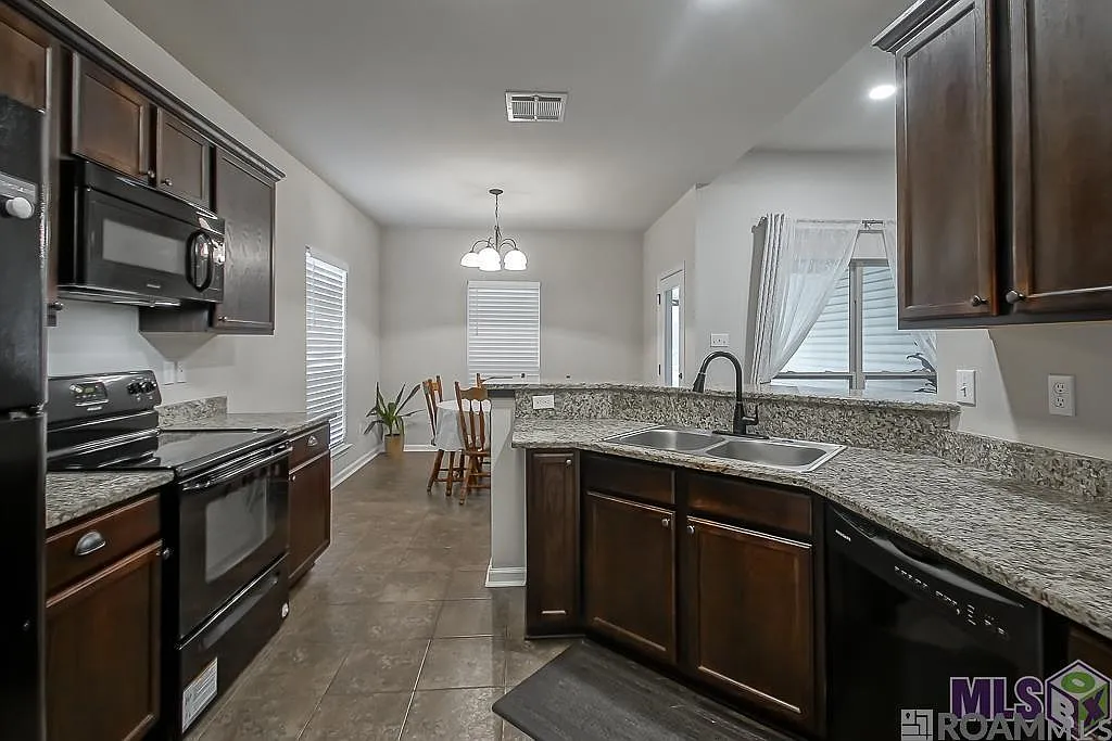 3 bed, 1445 sqft, $1,900 — Photo 2