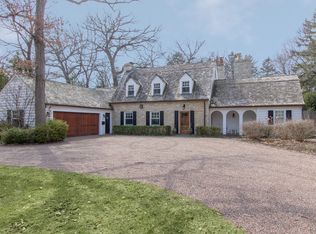 1090 Edgewood Rd, Lake Forest, IL 60045