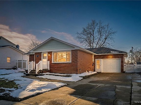 4th image of 18 Joann Dr