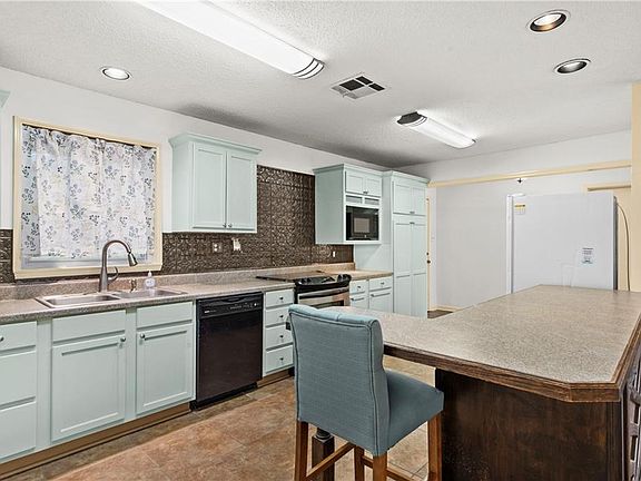 3rd image of 740 Highpoint Ct