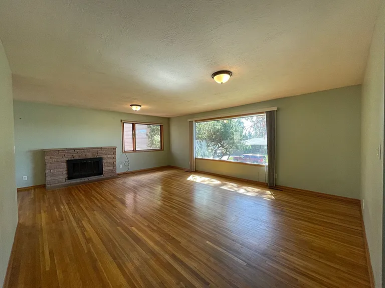 5630 N Greenwood Blvd — Photo 7
