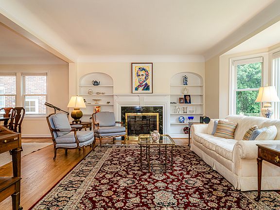 3rd image of 1045 Linden Ave
