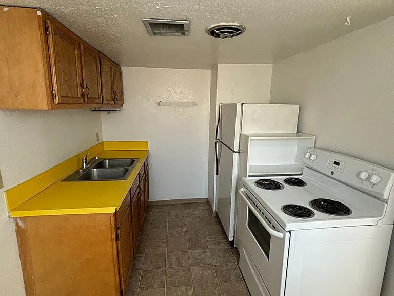 226 N Line St — Photo 15