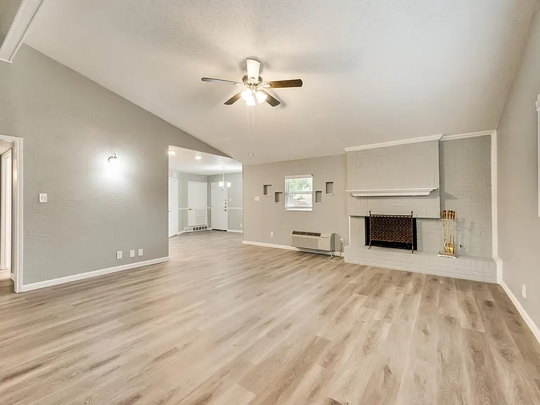 2402 Scotswood Dr — Photo 11