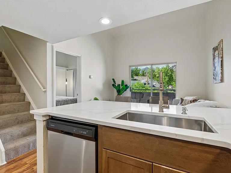 935 Broadway #211 — Photo 3