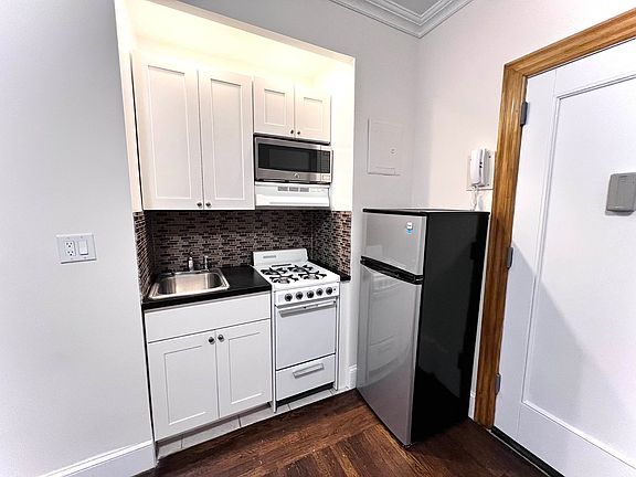 4th image of 22 W 77th St #14