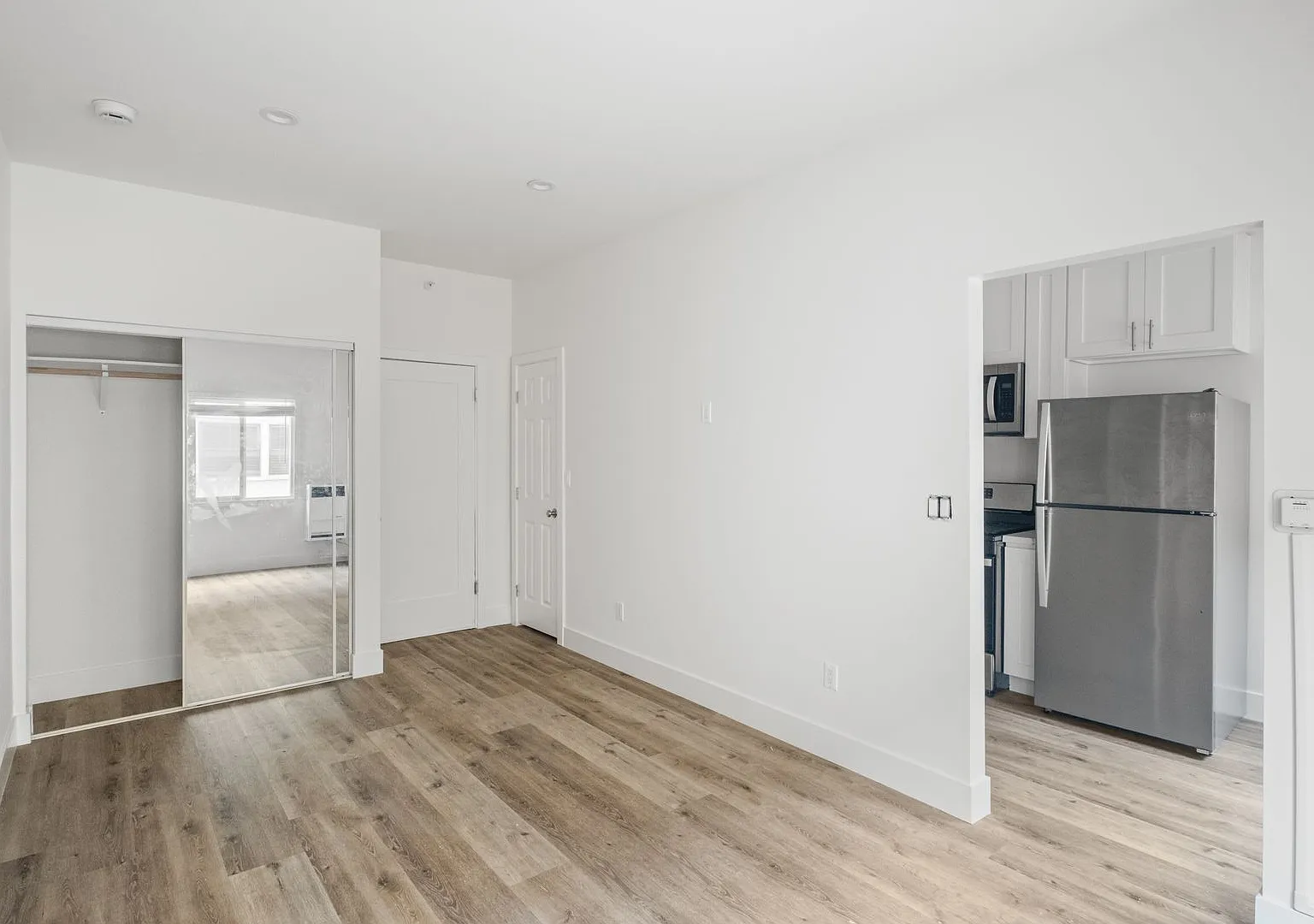 1623 N Mariposa — Photo 1
