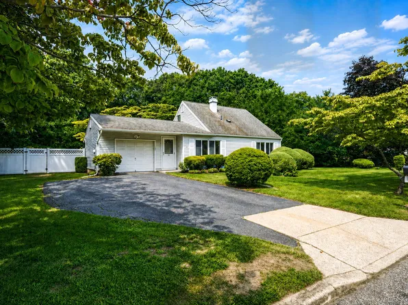 1050 Sipp Avenue, Medford, NY 11763