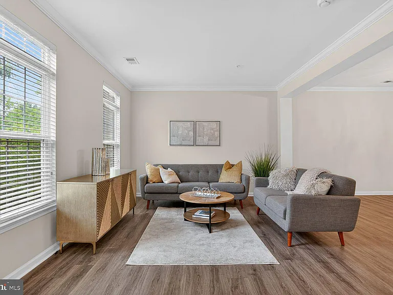 2621 Eastbourne Dr — Photo 4