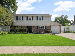 214 Hay Path Rd, Old Bethpage, NY 11804