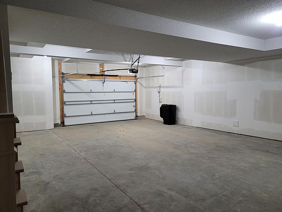 3rd image of 711 W 44th St