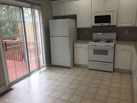 4th image of 558 Lantern Wood Dr