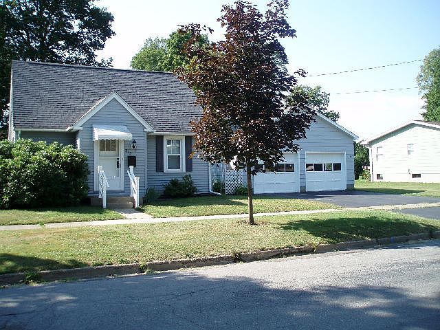 1st image of 215 E Everett St
