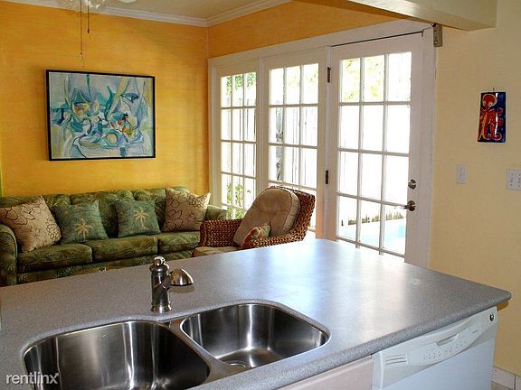 Key Lime Pie - Old Town - kitchen-living