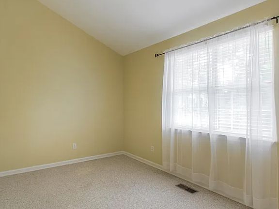 5th image of 125 Thistle Ln
