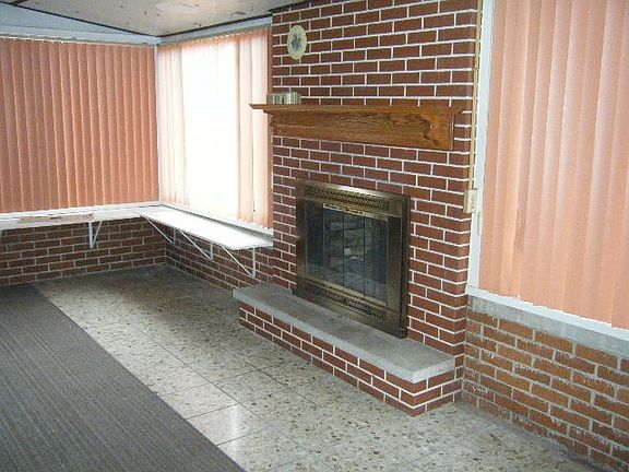 4th image of 104 E Market St