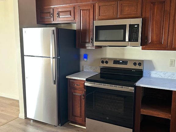 3rd image of 1320 Glenway Ave