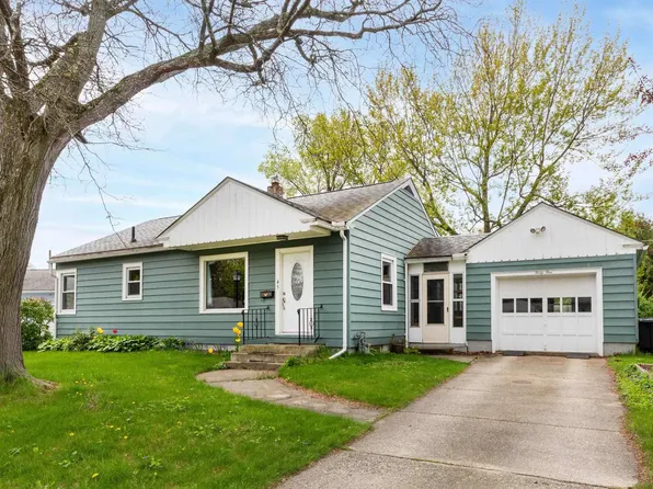 4 Edgemoor Dr, Burlington, VT 05408