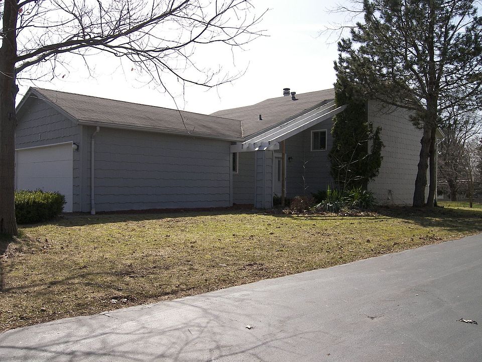 1st image of 7 Sanders Farm Dr