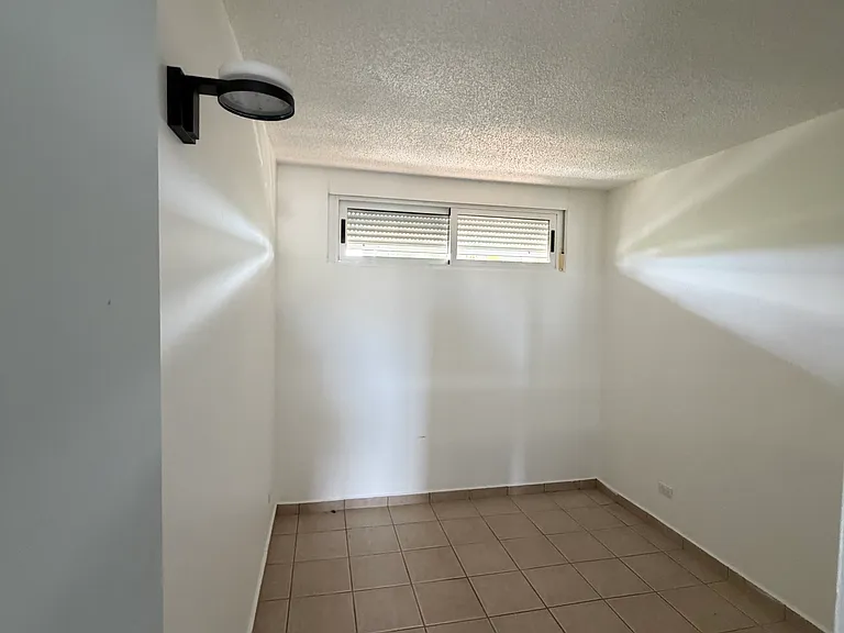 1050 Las Palmas Ave — Photo 8