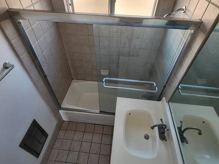 1025 Idaho Ave #9 — Photo 9